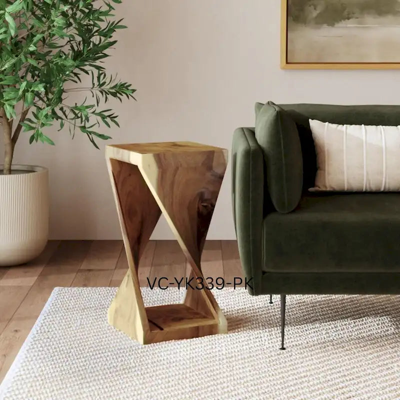 Table d'appoint sculptée en bois naturel par